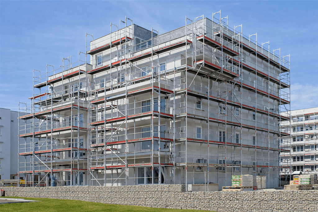 Edificio en renovación con el sistema de andamios Andamios Layher Blitz/SpeedyScaf instalado, proporcionando acceso seguro, rápido y confiable para trabajos de construcción. Ideal para proyectos de altura y construcciones complejas en Barcelona.
