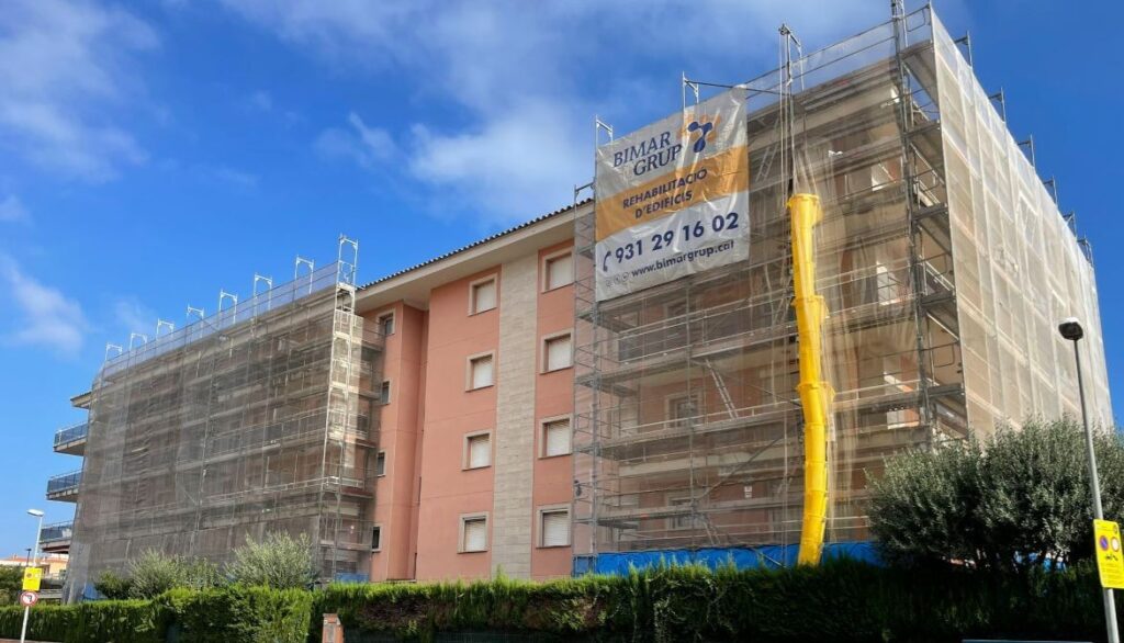 Montaje de andamios para la impermeabilización de balcones y acabado con gres C3, mostrando una estructura segura y estable durante la rehabilitación de la fachada.