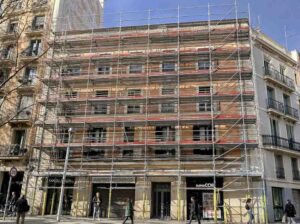 andamio Layher Blitz SpeedyScaf en rehabilitación de fachada residencial Barcelona