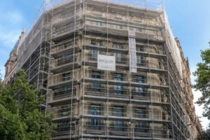 andamio tubular de fachada en edificio residencial — alquiler en Barcelona
