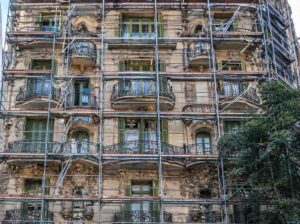 andamio tubular en rehabilitación de fachada con balcones