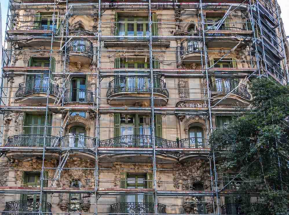Andamio tubular en rehabilitación de fachada con balcones Barcelona
