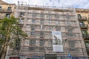 rehabilitación de fachada con andamio en edificio del Eixample Barcelona