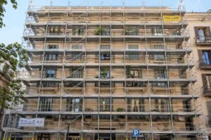 tipos de andamios instalados en fachada de edificio en Barcelona